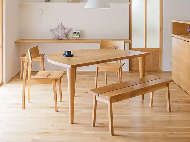 飛騨産業-森のことば 個性豊かな木目のテーブル | 家具の企画・卸販売